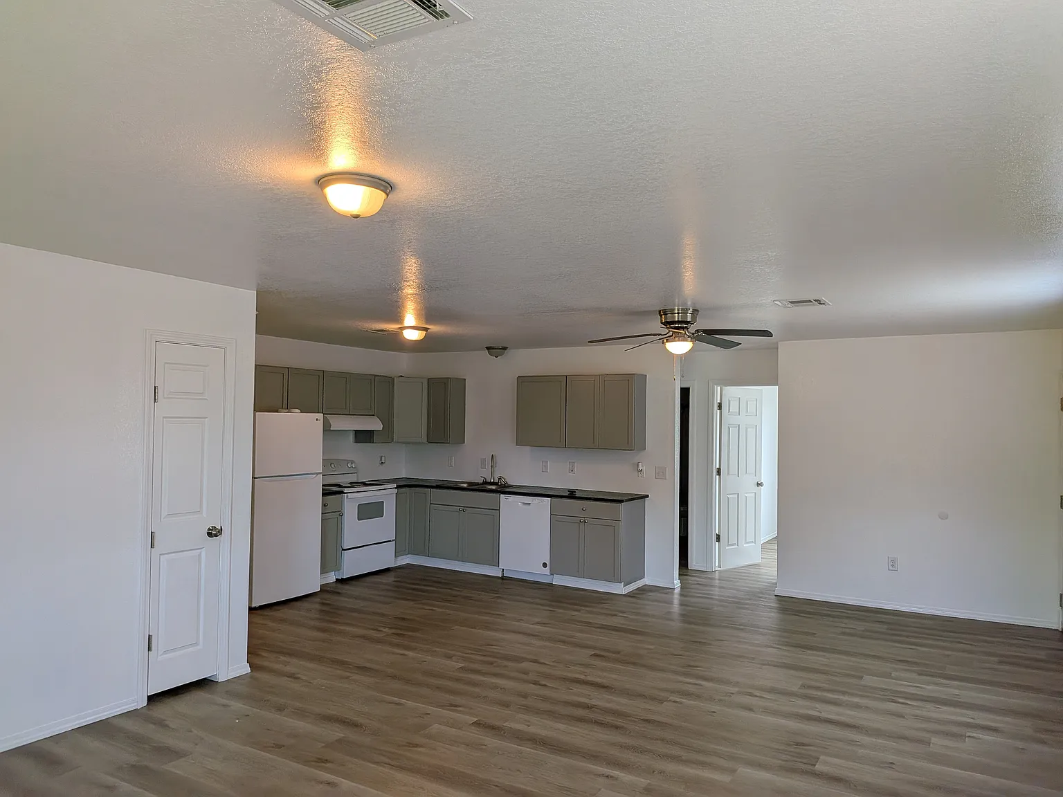 2 bed, 1.5 bath, $1,200 — Photo 2