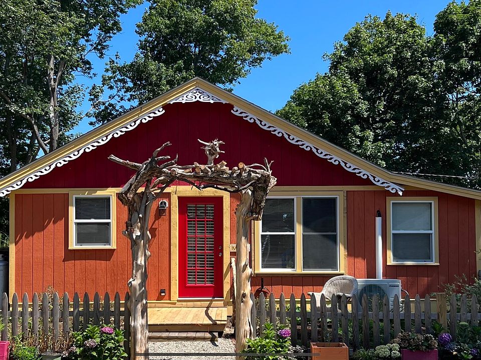 Sleeps 7, 2 queen beds, 1 futon, 1 queen sleeper couchLar