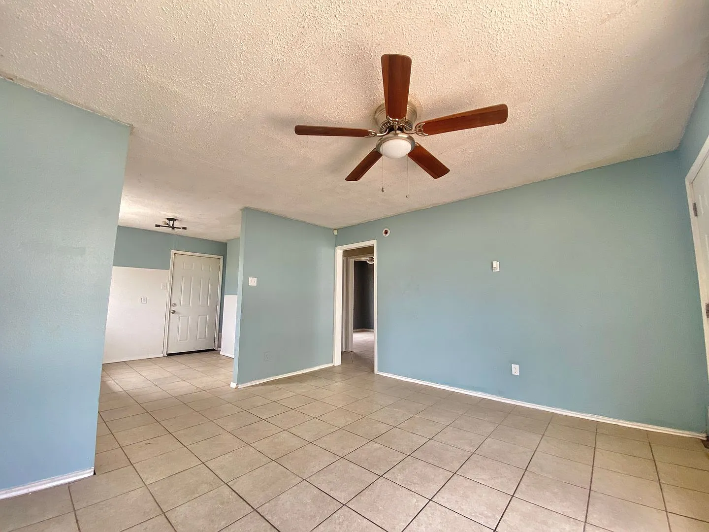 2 bed 1 bath in Arnett Benson — Photo 2
