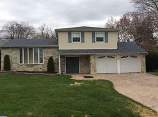 1045 Twin Silo Ln, Huntingdon Valley, PA 19006