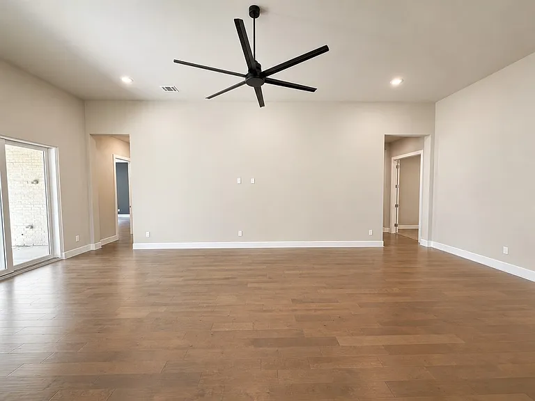 350 Pearland Dr — Photo 4