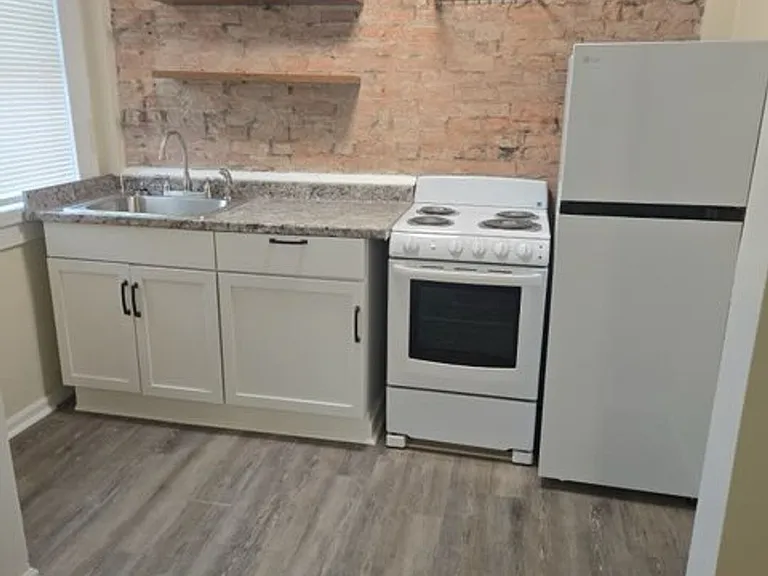 731 E Main St — Photo 3