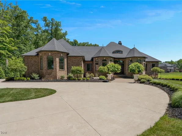 8040 Briarwood Ct, Canfield, OH 44406