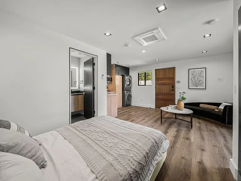 5107 Longridge Ave — Photo 4
