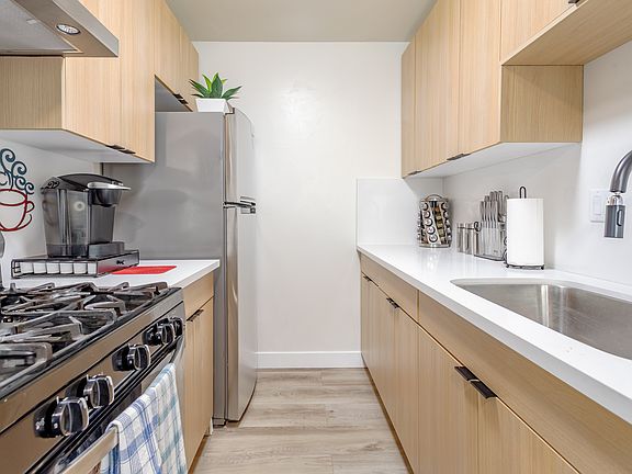 Fully equipped kitchen with everything you need to prepare a home-cooked meal or enjoy a quick snack. Ideal for those who prefer to relax in comfort and convenience.