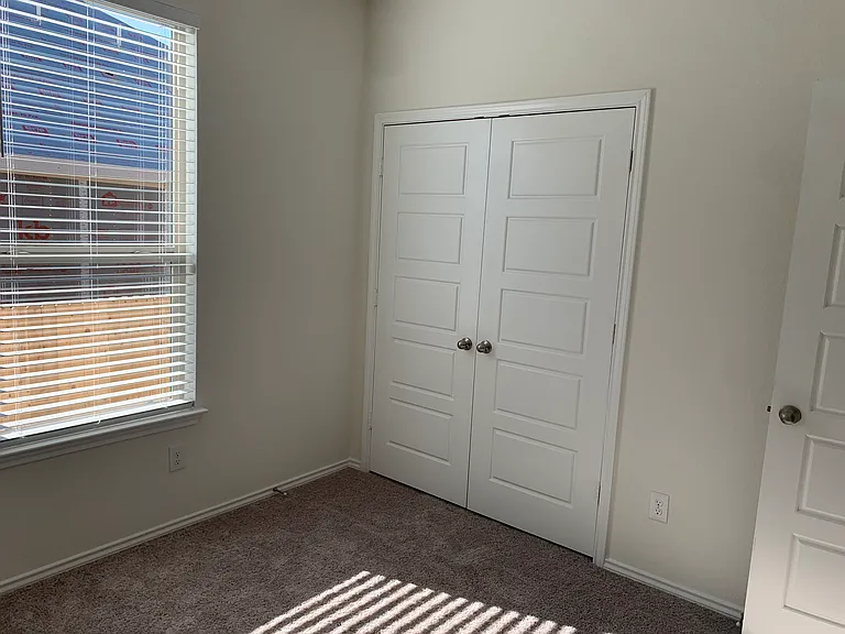 1112 Gwen Ln — Photo 2