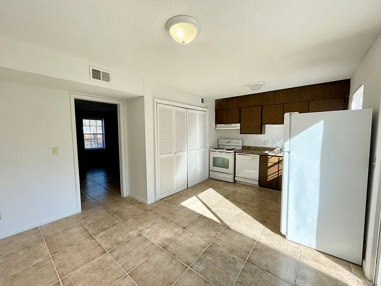 1704 Devonwood Dr — Photo 10