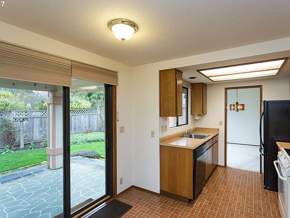 3rd image of 2600 SE Balboa Dr