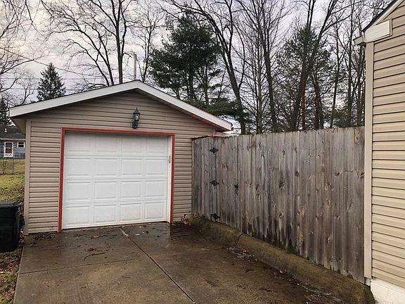 3rd image of 1111 Summit Dr