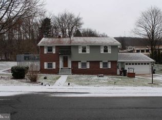 214 Deerfield Dr, Pottsville, PA 17901