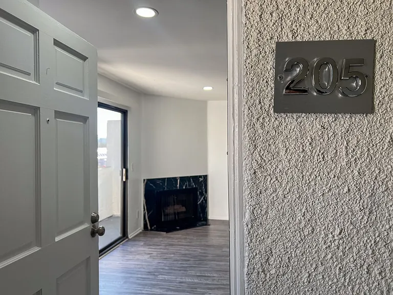 Gorgeous 2 Bed/2 bath apartment in excellent Sherman Oaks area! — Photo 2