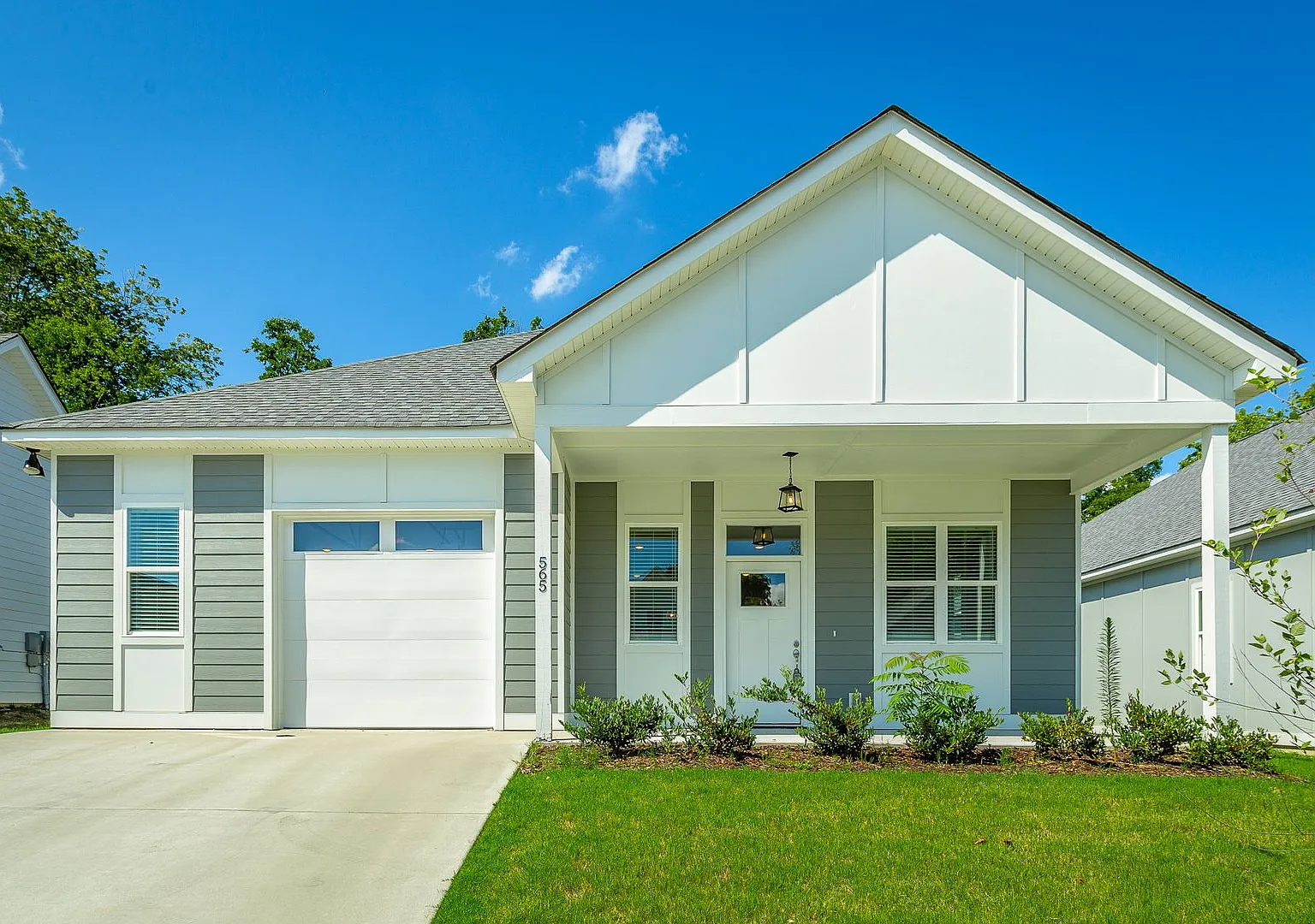 Modern 3 Bedroom Home in Red Bank — Photo 1