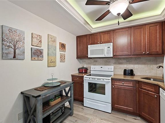 5th image of 380 Seaview Ct APT 208