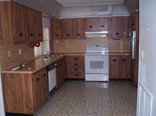 3rd image of 571 Oakwood Ln