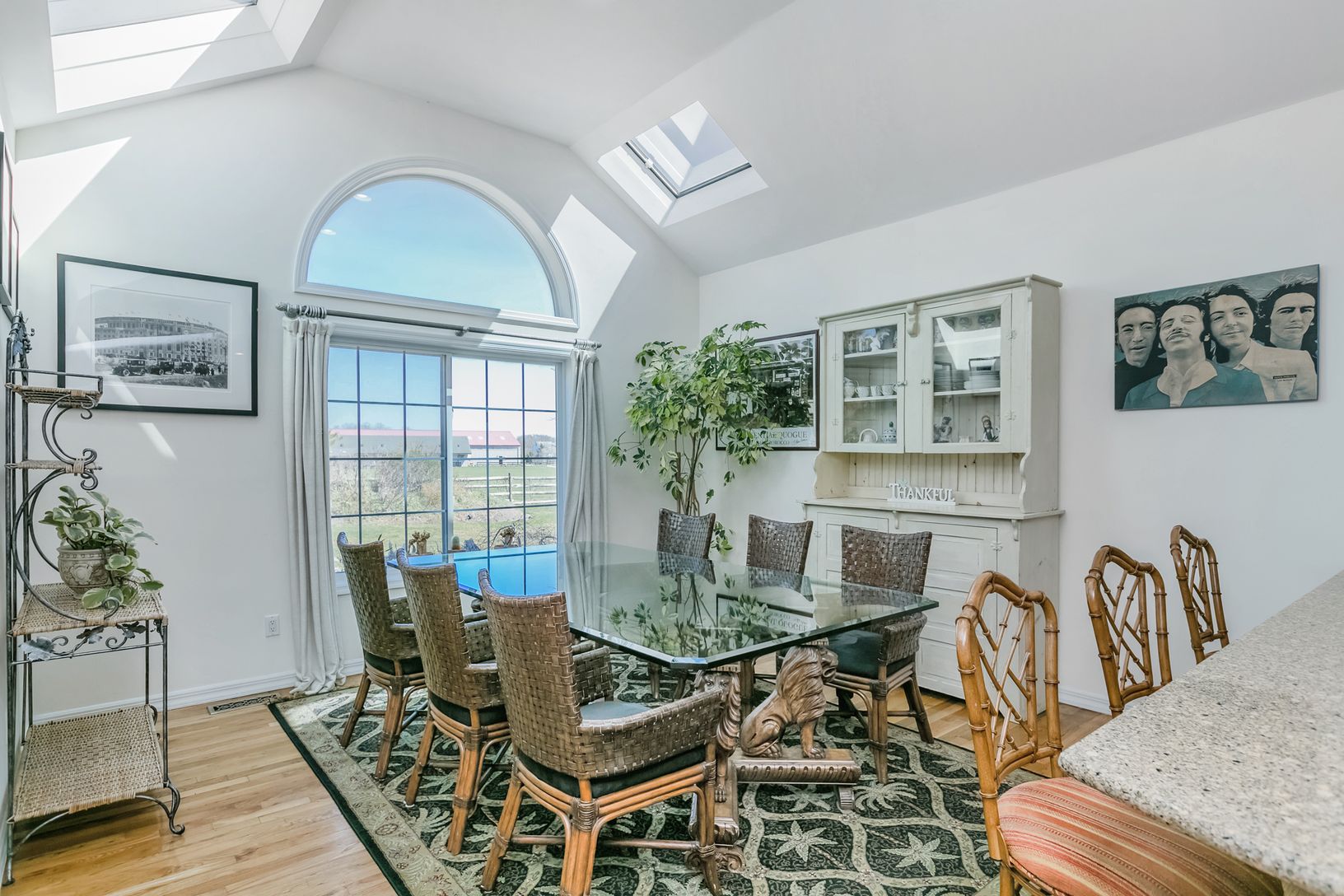  Open plan dining with sliders to the pool deck
