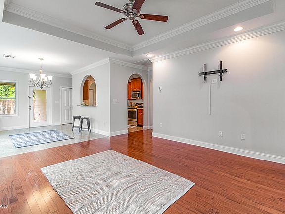 4th image of 203 Milton Est S