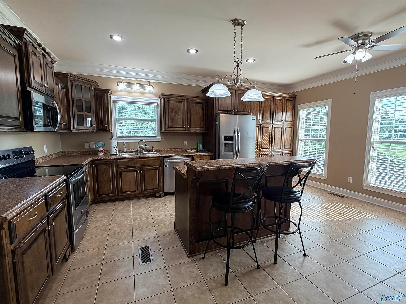4 bed, 3.0 bath, 3848 sqft, $3,000 — Photo 3