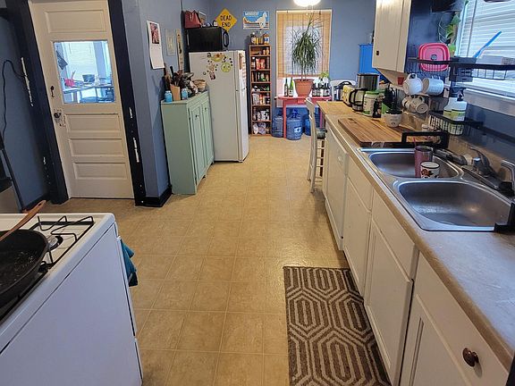 Kitchen with gas stove, fridge, dishwasher and ceiling fan