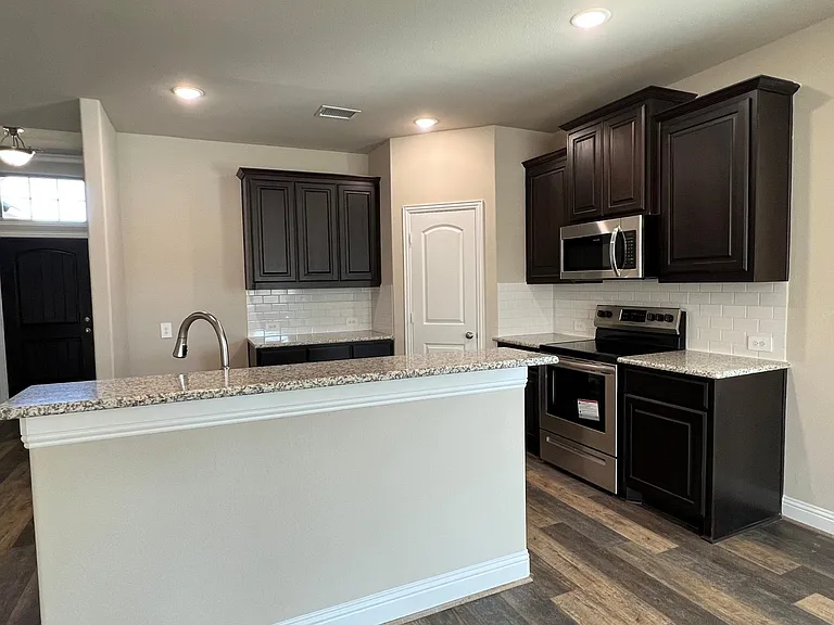 639 Comal Dr — Photo 4