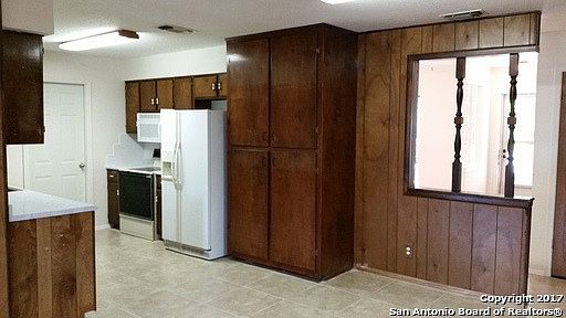 4th image of 704 Pecan Dr