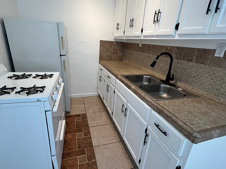 1121 N Kenmore Ave #106 — Photo 9