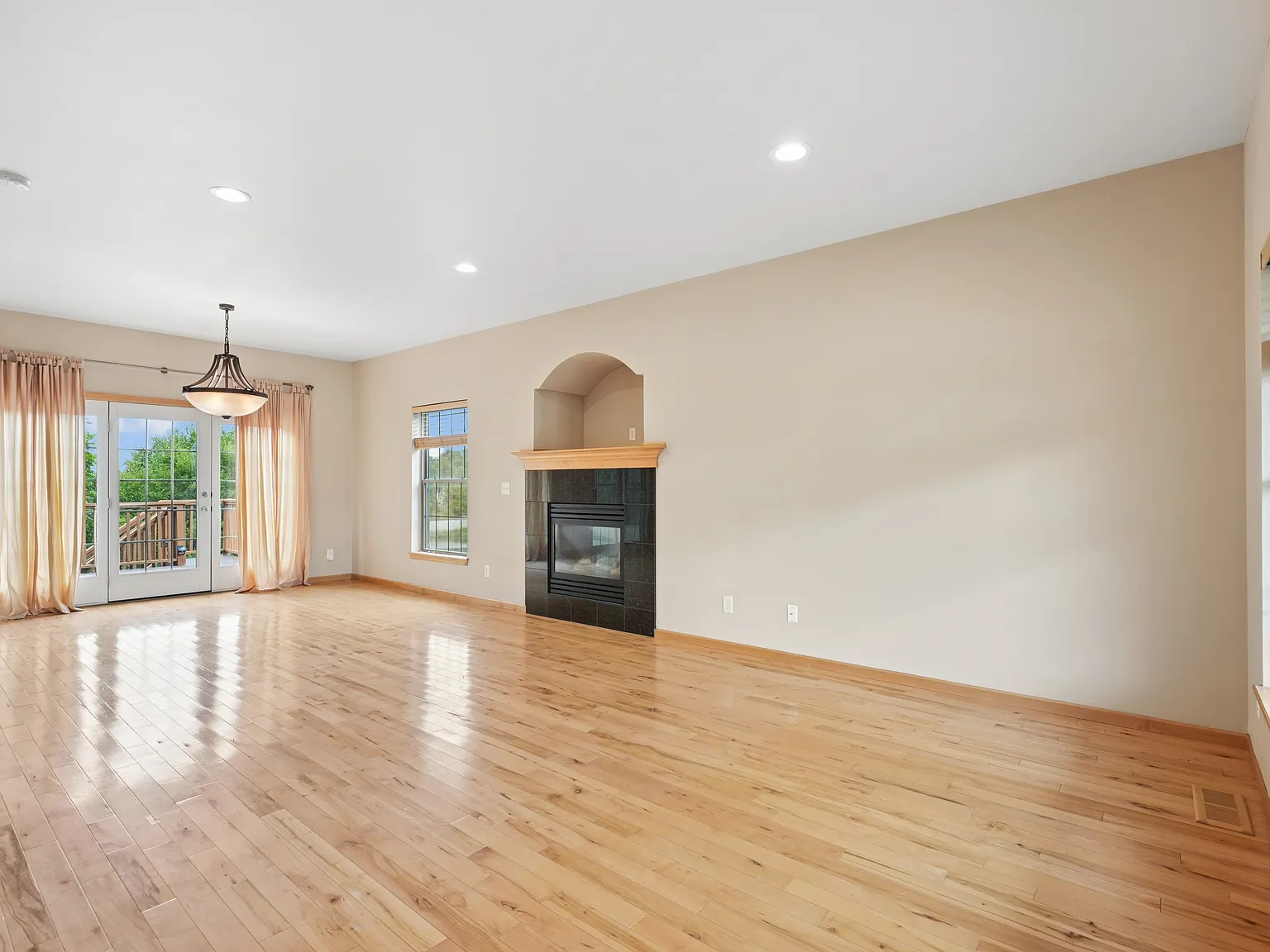 4 bed, 2727 sqft, $2,800 — Photo 3
