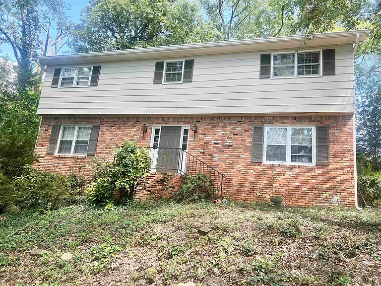 300 Springdale Dr — Photo 1