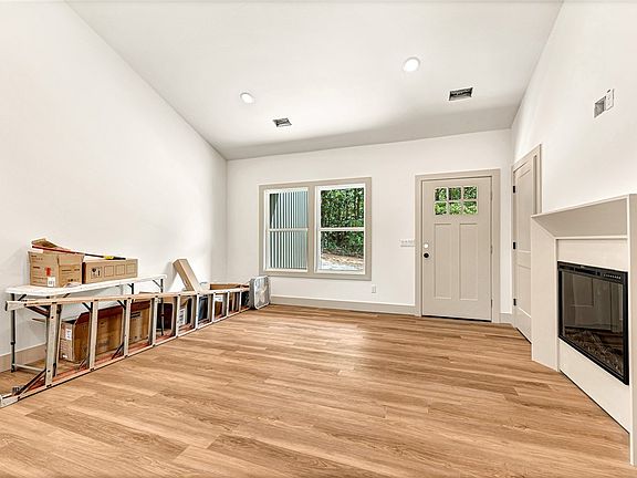 3rd image of 10 Houghton Ln