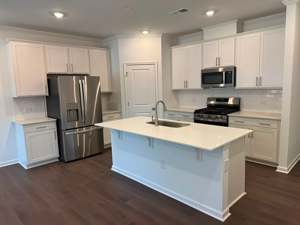 3 bed, 2.5 bath, 1939 sqft, $1,945 — Photo 4