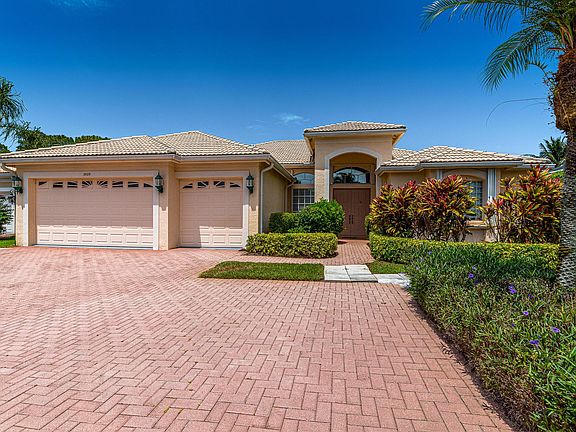 2nd image of 2025 SE Oxton Dr