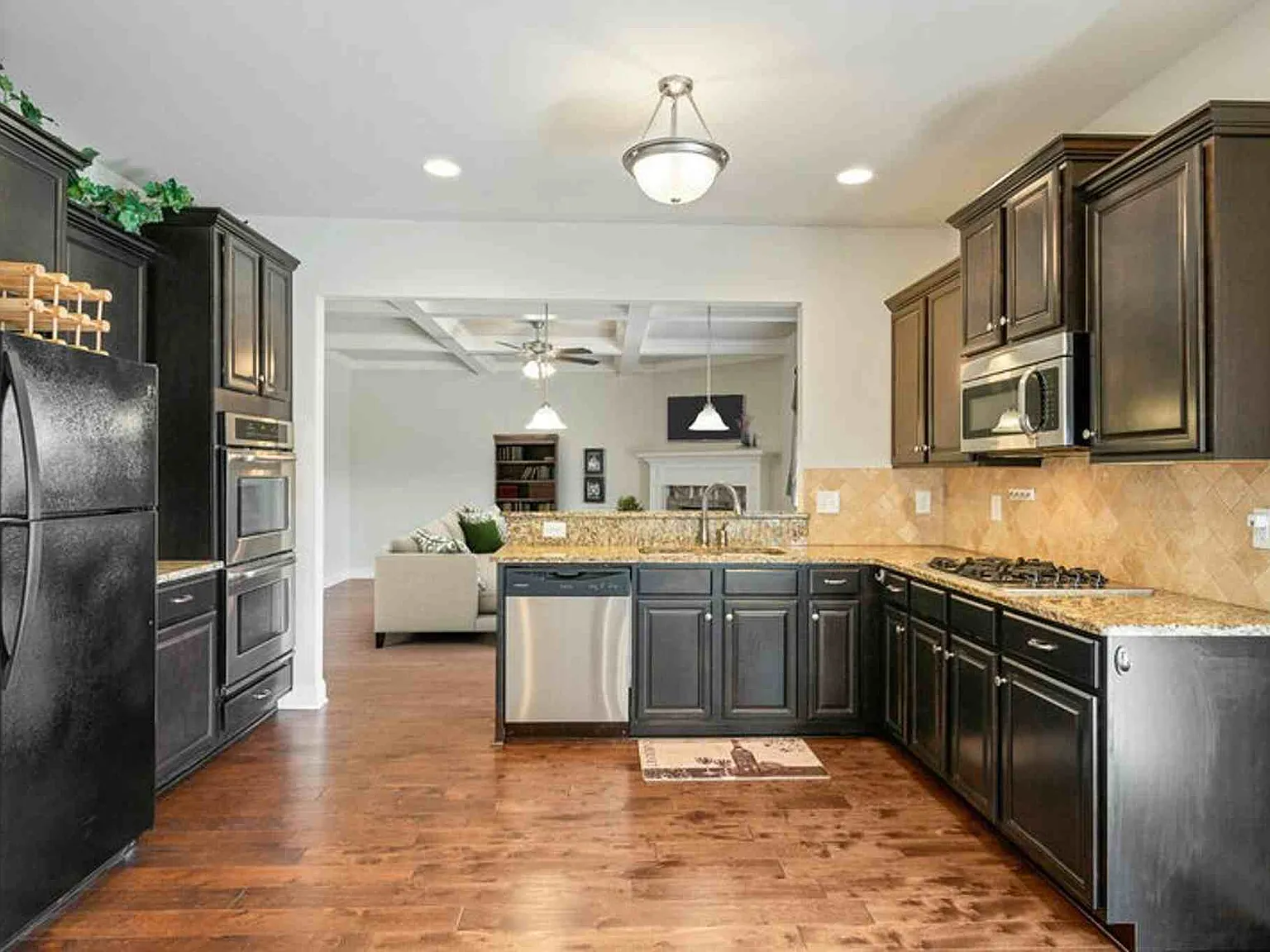 3 bed, 2.5 bath, 2606 sqft, $2,700 — Photo 4