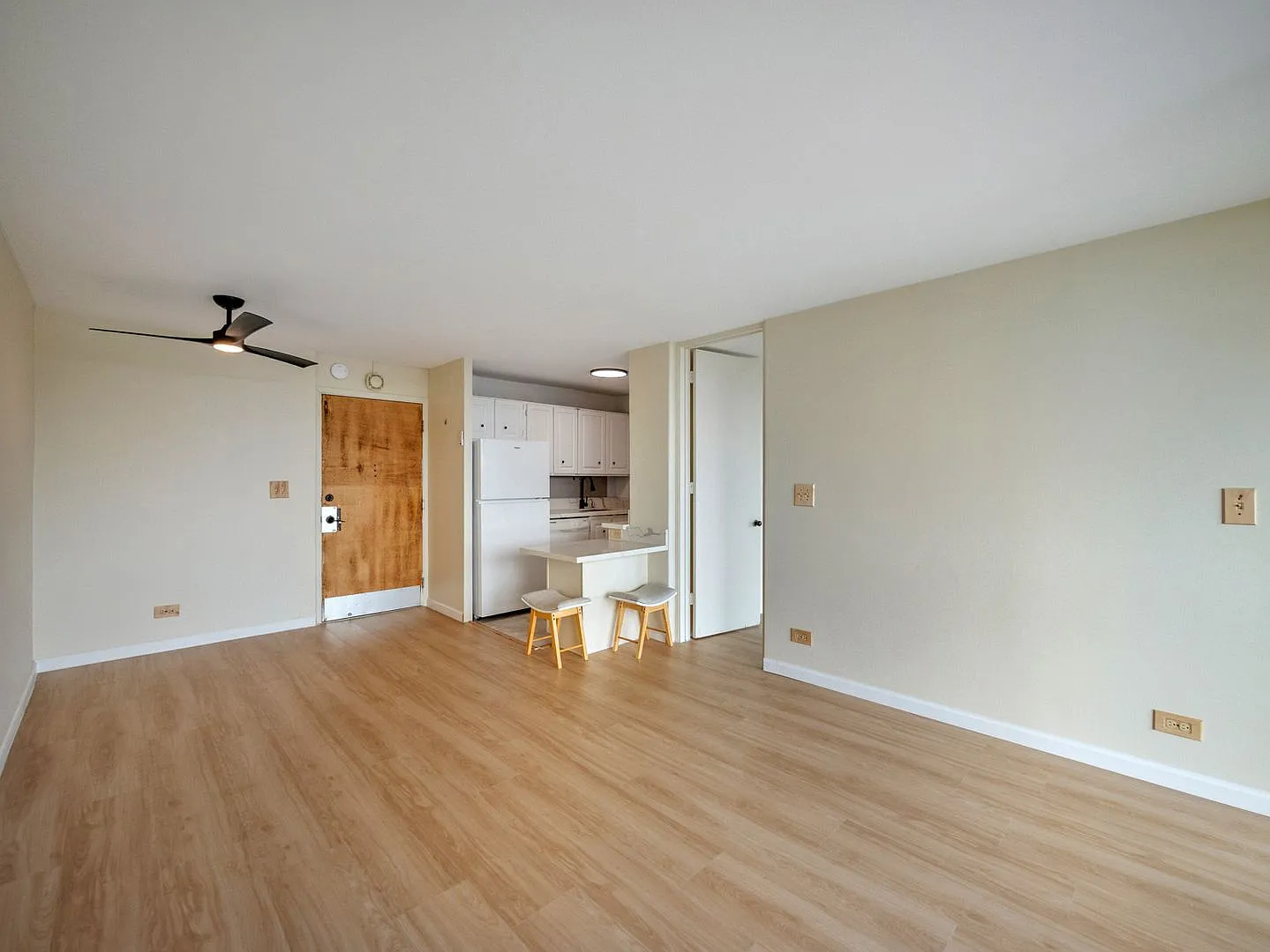 Remodeled Corner 1BR with Ocean & Diamond Head Views, W/D + Parking — Photo 4