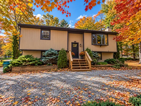 1730 Rolling Hills Dr, Tobyhanna, PA 18466