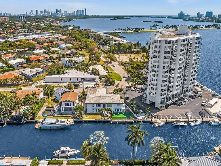 11900 N Bayshore Dr #104 — Photo 33