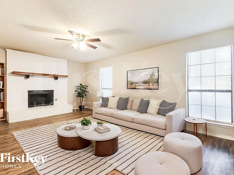 1403 Bradford Pl — Photo 3