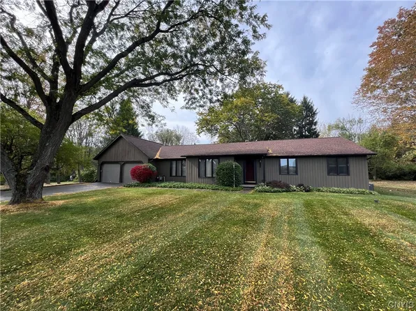 4427 Belleflower Cir, Syracuse, NY 13215