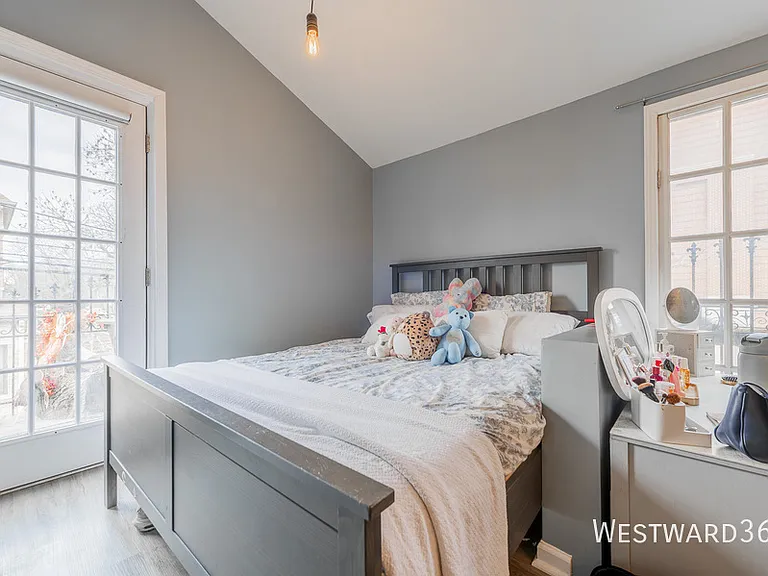 2411 W Belle Plaine Ave #2 — Photo 7