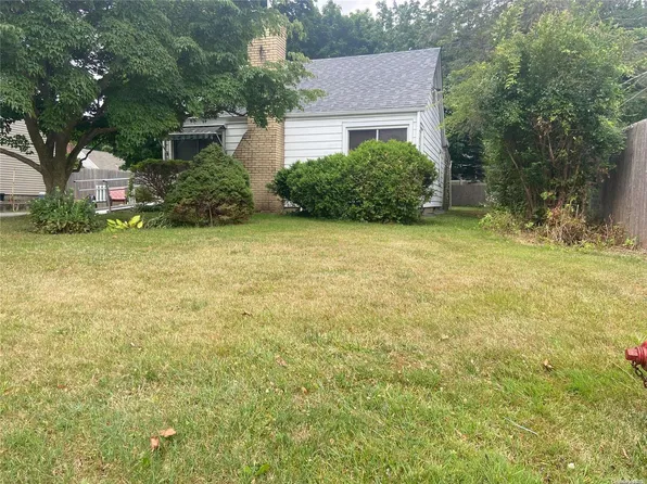 9 Cager Place, Huntington Station, NY 11746
