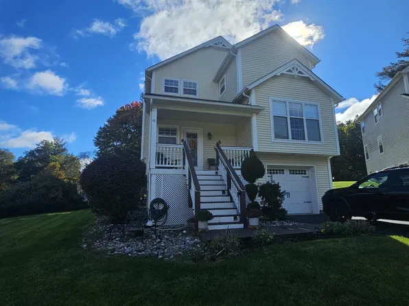 240 Hawthorne Village Ct, East Stroudsburg, PA 18302