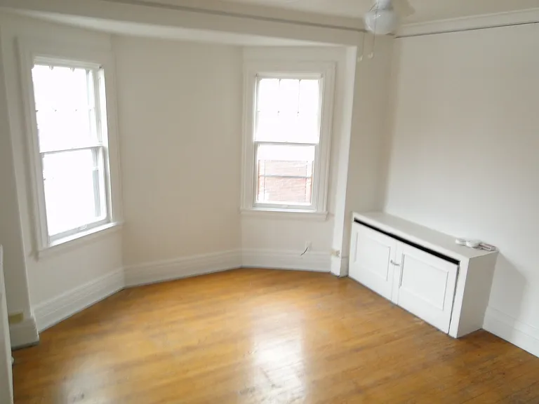 194 Oxford St — Photo 2