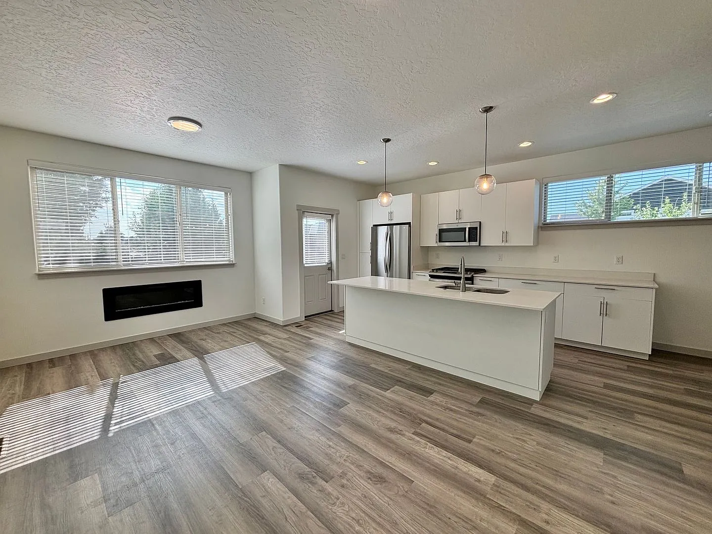 Beautiful, Quiet Townhome In Nw Redmond! — Photo 1