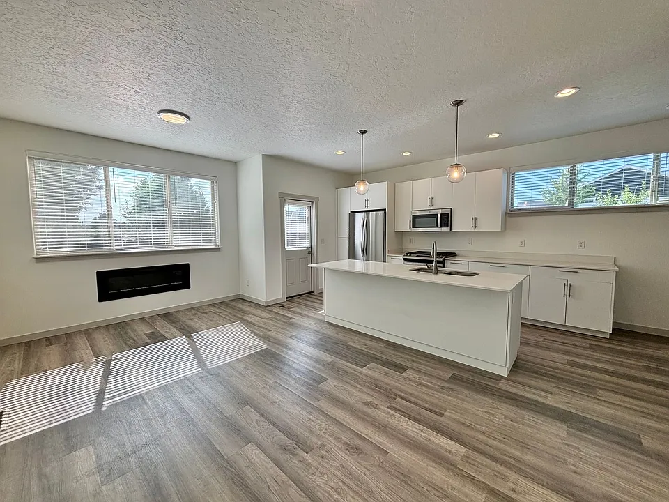 502 NW 28th Ct