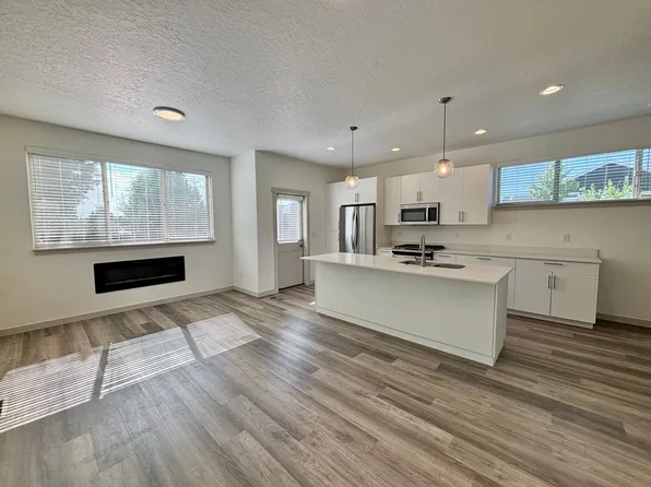 502 NW 28th Ct, Redmond, OR 97756