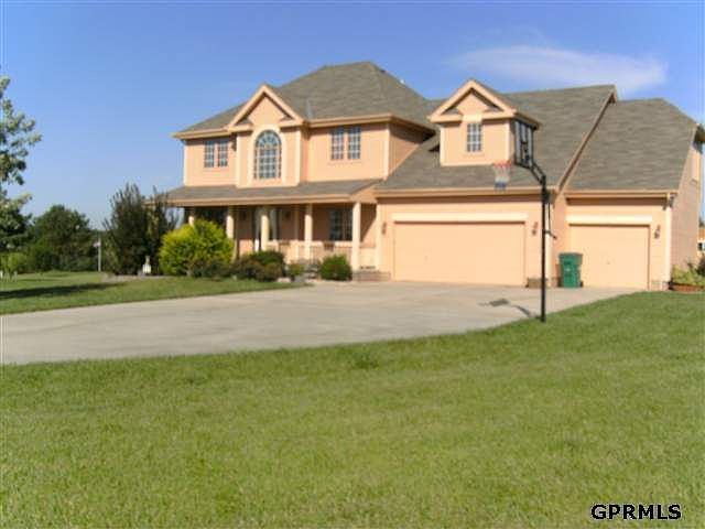 1st image of 740 Lakeview Dr