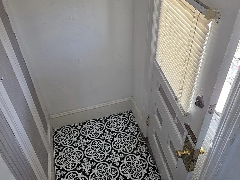 13 1/2 Middle St — Photo 18