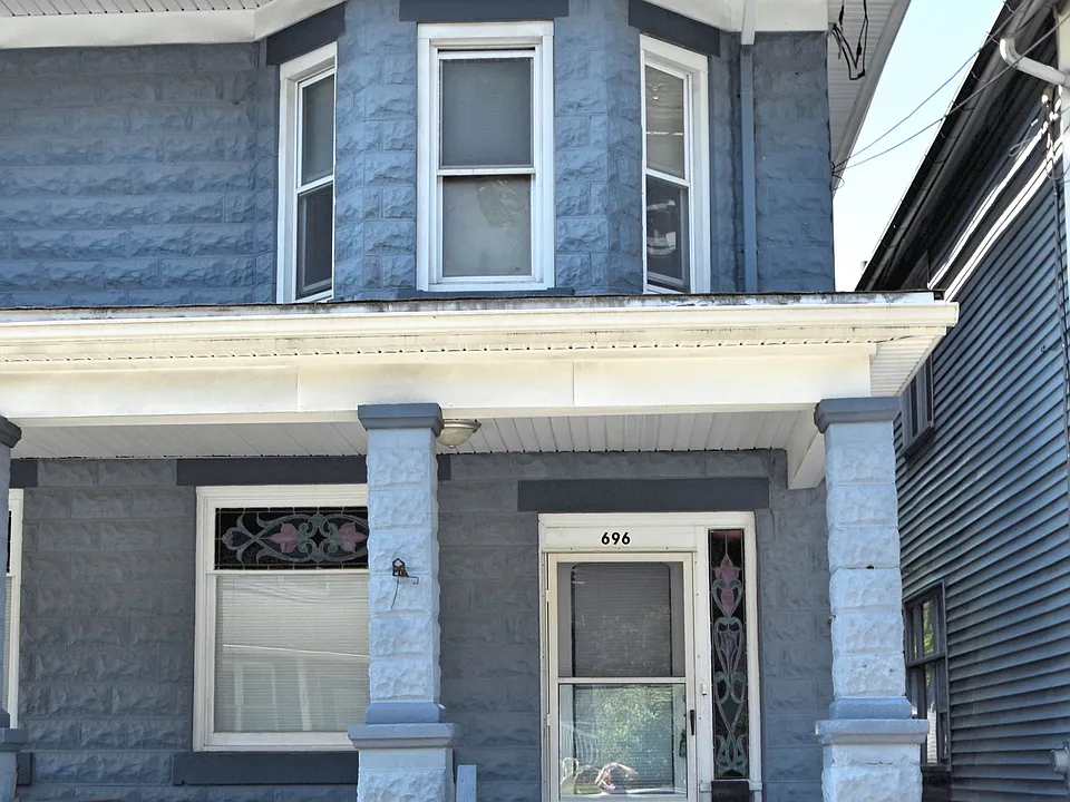 696 Main St