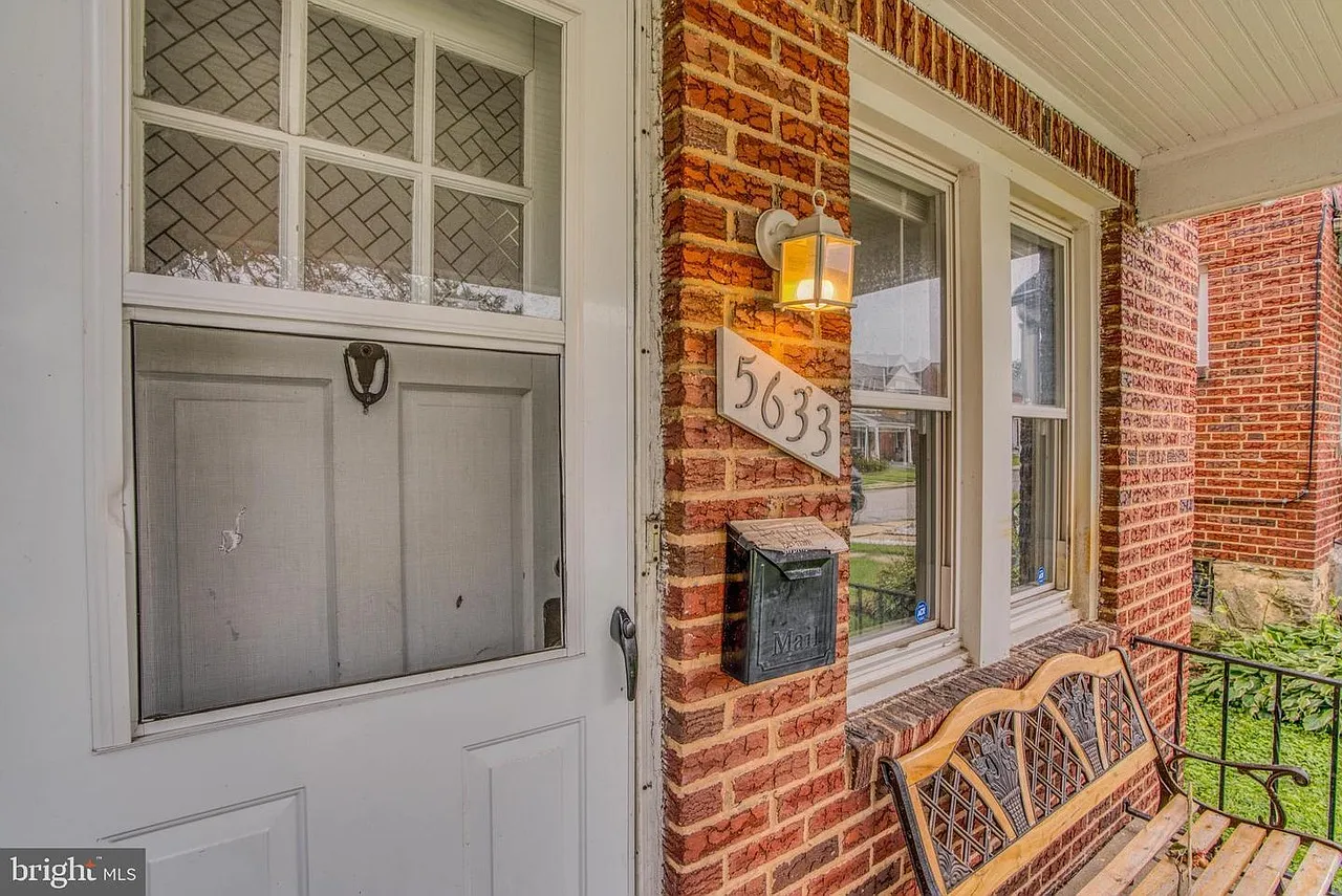 3 bed, 2.0 bath, 1290 sqft, $1,755 — Photo 2