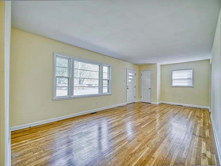 160 E Lowry Ln — Photo 11