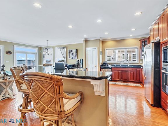 4th image of 564 Riverside Dr