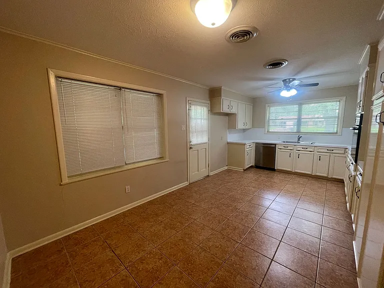 315 E Southfield Rd — Photo 4